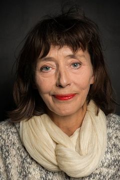 Mireille Perrier interpreta Mère de Meursault