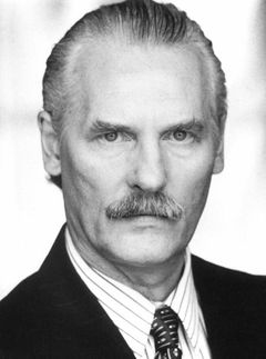 Herman Poppe interpreta Ulrik Lindquist