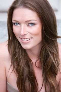 Adrienne Carter interpreta Katie