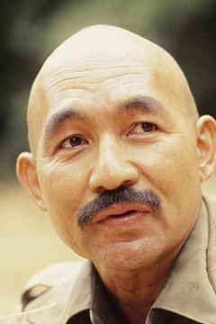 John Fujioka interpreta Chief Priest