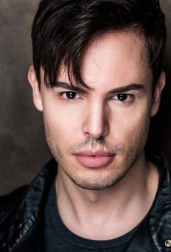 Cain Manoli interpreta Brad