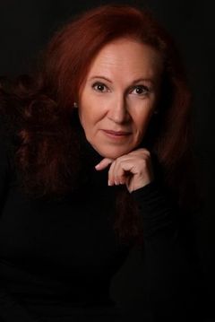Isabel Simões interpreta (Uncredited)
