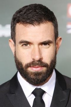 Tom Cullen interpreta Russell