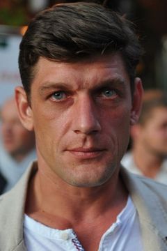 Sergey Borisov interpreta Police Officer
