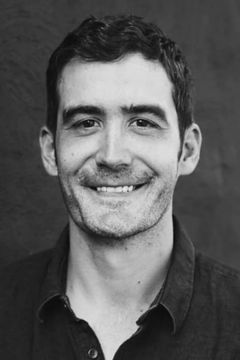 Sam Cotton interpreta Tabloid Reporter