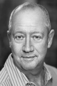 Stephen MacKenna interpreta Lieutenant