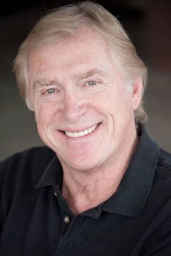 Dave Nichols interpreta Captain Henderson