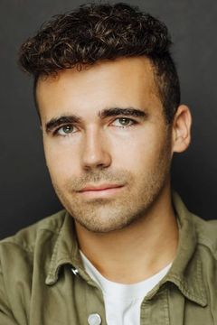 Jason Jensen interpreta Tony Farina