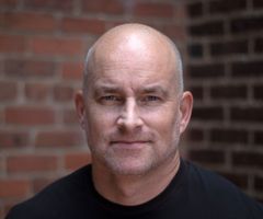 Jason Rhymer interpreta Prison Guard