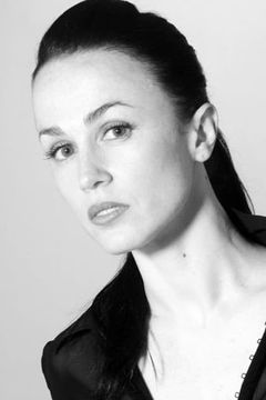Elena Buda interpreta Character Dancer (uncredited)