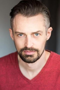 Matthew Nette interpreta Sentry