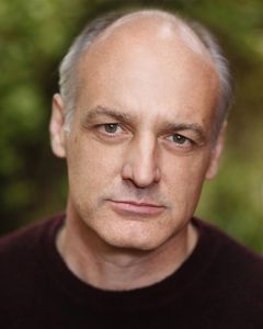David Prosho interpreta DC Ian Mitchell