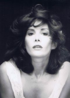 Linda Kendall interpreta Reporter (uncredited)