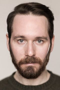 Paul Mallon interpreta Nathan McGrath