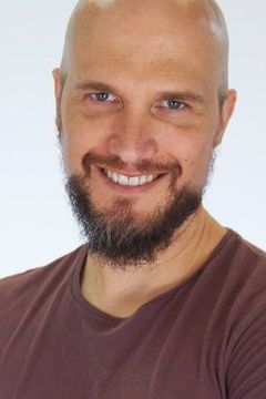 Andres Weiss interpreta Delegado Soviético
