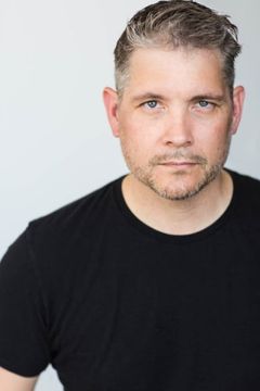 Jasper Randall interpreta Male Voice #4