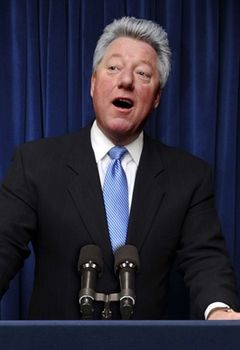 Timothy Watters interpreta President Clinton