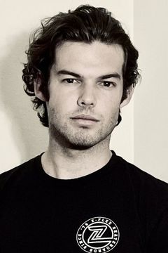 Quinn McPherson interpreta Riley Donahue