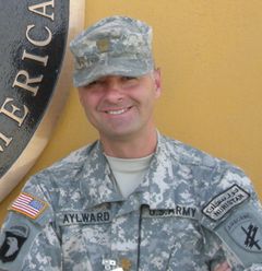 Rory J. Aylward interpreta Honor Guard Sergeant