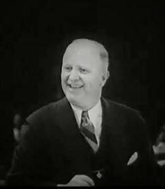 Dan Tobey interpreta Fight Announcer (uncredited)
