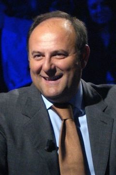 Gerry Scotti interpreta Gigi Mantelli