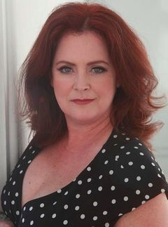 Lori Watt interpreta Rorschach's Mother