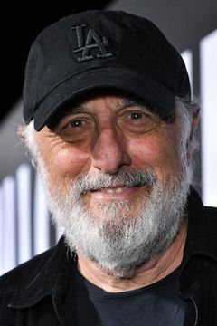 Nick Castle interpreta Pianist (uncredited)