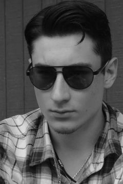 Joey Ambrosini interpreta Casino Patron