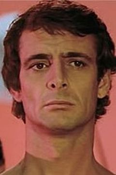 Guido Mannari interpreta Macro