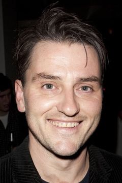 Lee Ross interpreta Mark