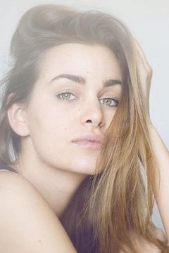Elisa Bachir Bey interpreta Laura