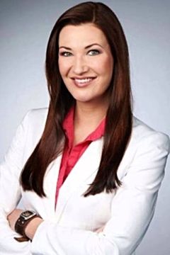 Holly Bernier interpreta Reporter