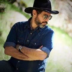 Graham Reznick interpreta Local DJ