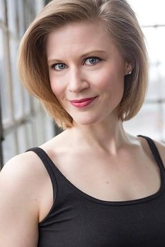 Tess Talbot interpreta Mrs. Reynolds