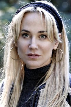 Anja Lundqvist interpreta Åsa