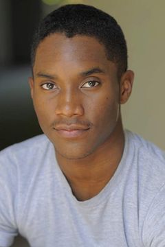 Brett Austin Johnson interpreta Jason