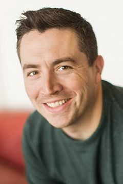 Nick Bruno interpreta Agency Employee #11 / Pigeon Voice (voice)
