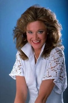 Tara King interpreta Frizzy, Hotel Desk Clerk