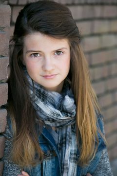 Raevan Lee Hanan interpreta Little Girl with Orison at Papa Song's / Catkin / Zachry Relative
