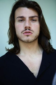 Ryan Milora interpreta Mick Jagger (uncredited)