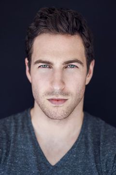 Tristan Shire interpreta Rocky