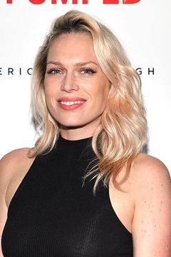Erin Foster interpreta Surf Girl