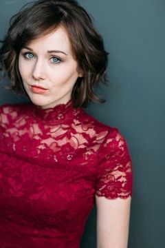 Anna Chazelle interpreta Sarah / Hula Hooper