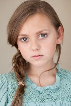 Courtney Fansler interpreta Adelynn Beam