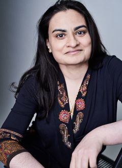 Amina Zia interpreta Indian Woman