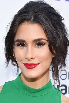 Brittany Furlan interpreta Sara