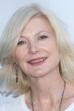 Beth Broderick interpreta Caroline Heftshank