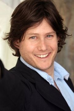 Josh Jacobson interpreta Bobby