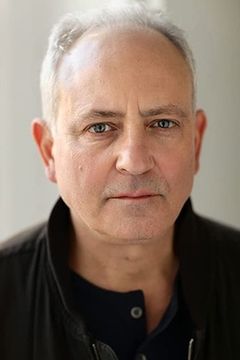 Mark Zeisler interpreta Radio Announcer (voice)