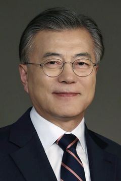 Moon Jae-in interpreta Self (archive footage)